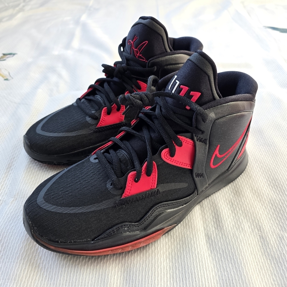 Brand new Nike Kyrie Infinity(GS) in size 6.5Y / Women 8 Comes with original box